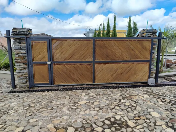 Portón de acceso fabricado a la medida