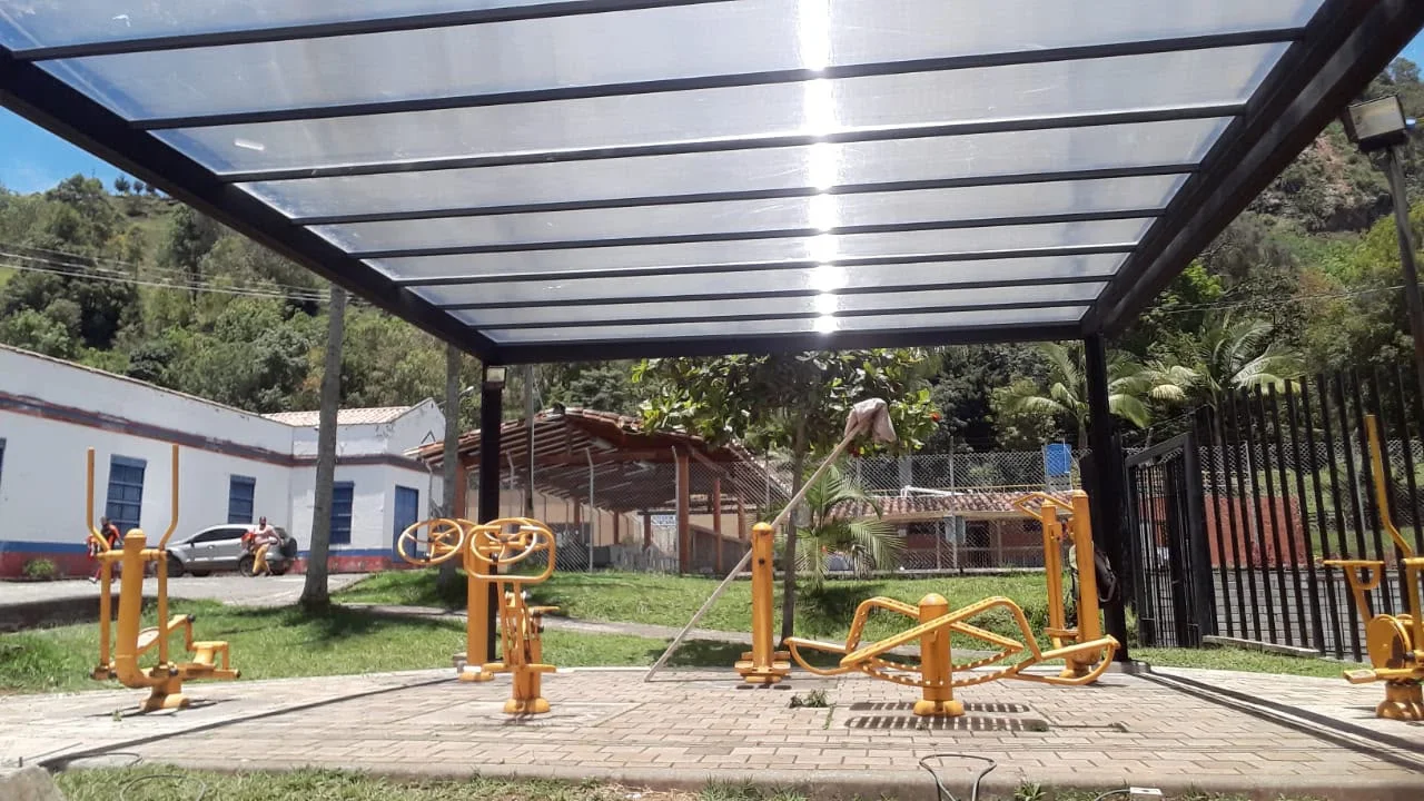 Cubierta metálica construida sobre un espacio exterior